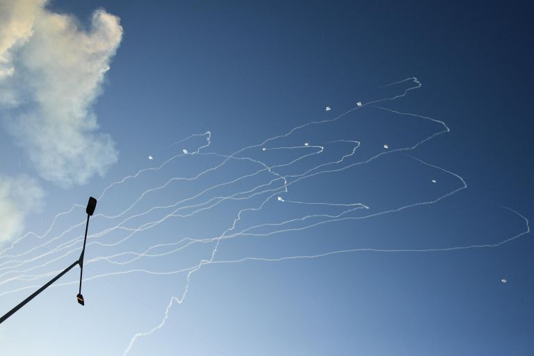Ракеты израильской системы Железный купол перехватывают ракеты, выпущенные из сектора Газа, в небе над Ашкелоном Ракеты израильской системы Железный купол перехватывают ракеты, выпущенные из сектора Газа, в небе над Ашкелоном