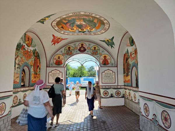 Муром, у входа в Спасо-Преображенский монастырь