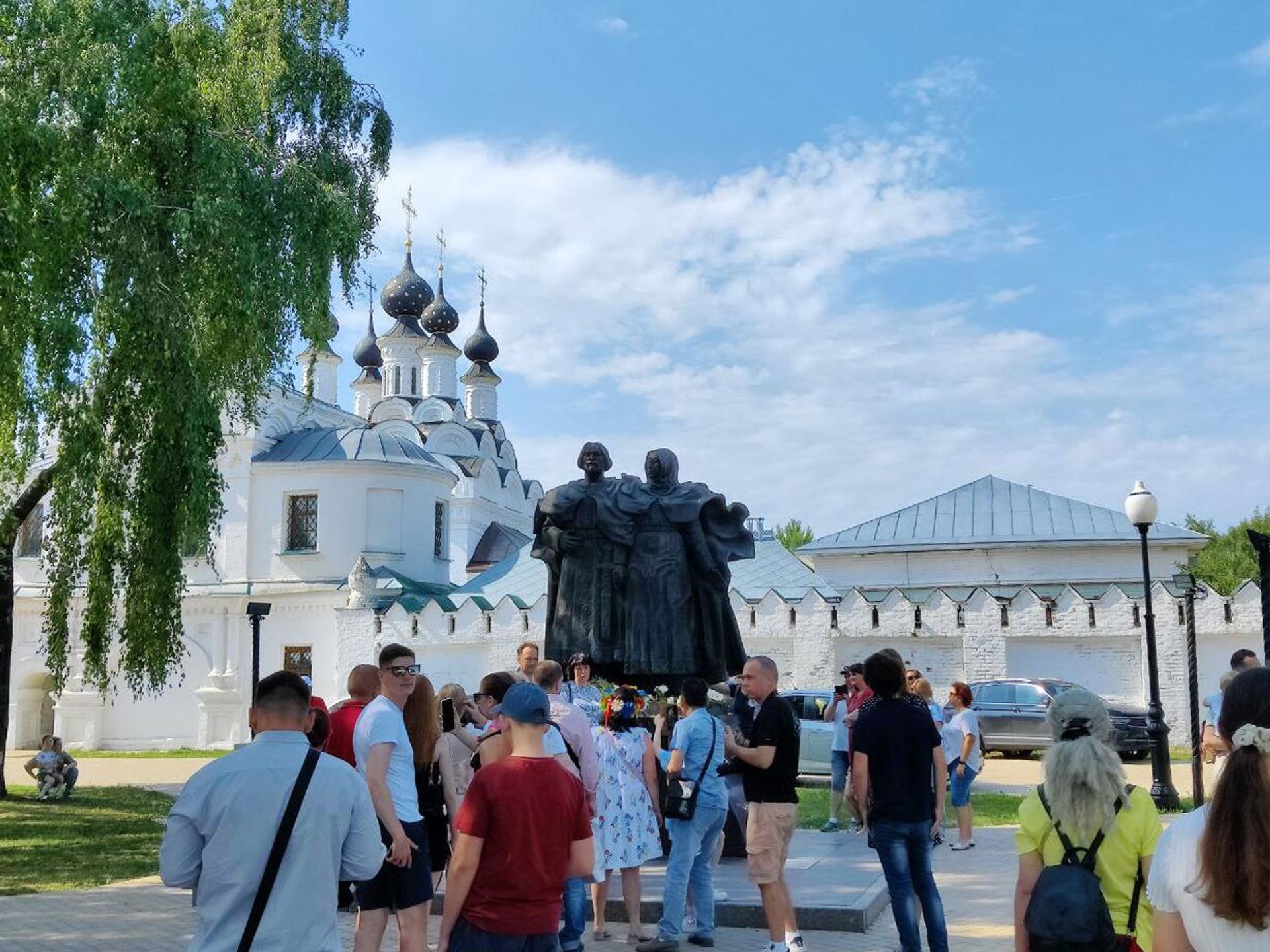 Муром, памятник Петру и Февронье у Благовещенского монастыря
