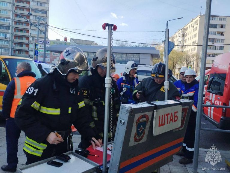 Штаб сотрудников противопожарной службы МЧС РФ на месте происшествия у вестибюля станции метро Печатники в Москве Штаб сотрудников противопожарной службы МЧС РФ на месте происшествия у вестибюля станции метро Печатники в Москве