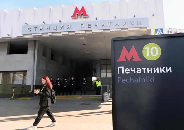 Сотрудники московского метрополитена на месте происшествия у вестибюля станции метро Печатники в Москве Сотрудники московского метрополитена на месте происшествия у вестибюля станции метро Печатники в Москве