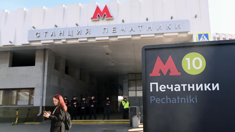 Сотрудники московского метрополитена на месте происшествия у вестибюля станции метро Печатники в Москве Сотрудники московского метрополитена на месте происшествия у вестибюля станции метро Печатники в Москве