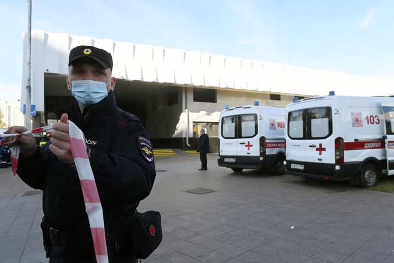 Сотрудник полиции на месте происшествия у вестибюля станции метро Печатники в Москве Сотрудник полиции на месте происшествия у вестибюля станции метро Печатники в Москве