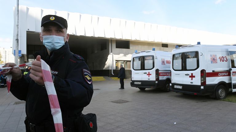 Сотрудник полиции на месте происшествия у вестибюля станции метро Печатники в Москве Сотрудник полиции на месте происшествия у вестибюля станции метро Печатники в Москве