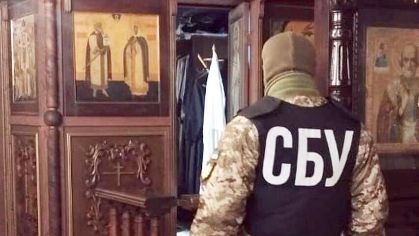 Сотрудник СБУ в одном из храмов УПЦ Сотрудник СБУ в одном из храмов УПЦ - РИА Новости, 1920, 17.12.2024
