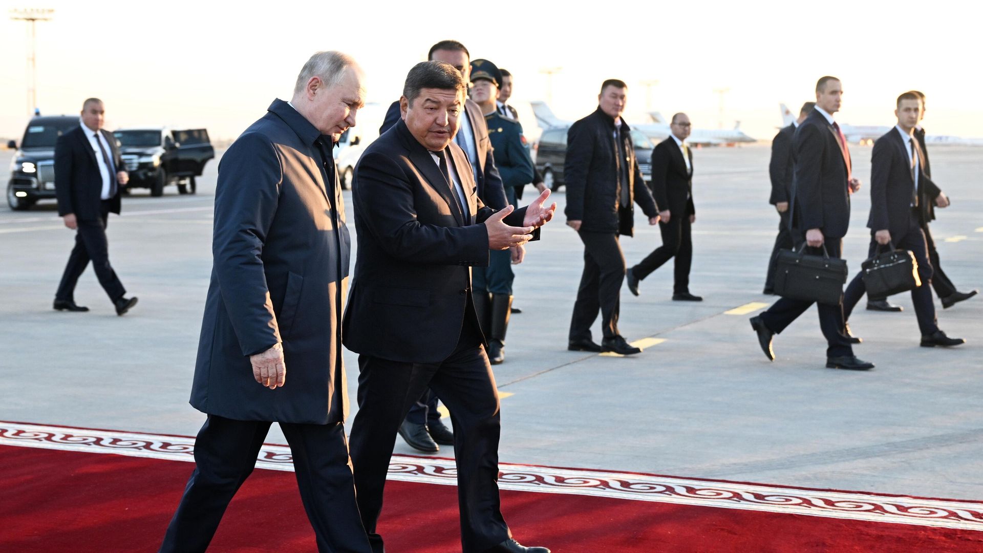 Прибытие президента РФ В. Путина в Бишкек Прибытие президента РФ В. Путина в Бишкек - РИА Новости, 1920, 12.10.2023