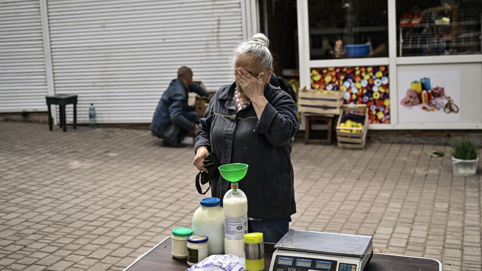 Жительница Украины продает молоко на рынке Жительница Украины продает молоко на рынке - РИА Новости, 1920, 12.10.2023