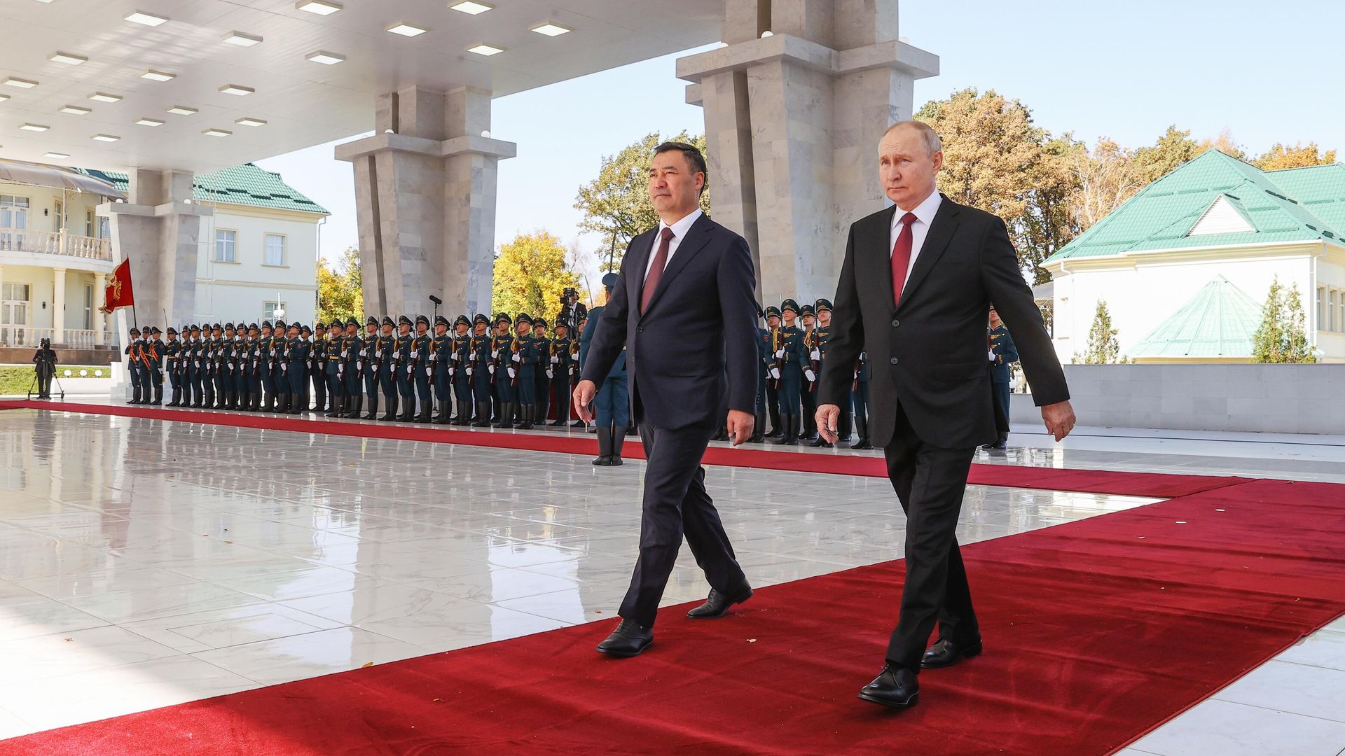 Президент РФ Владимир Путин и президент Киргизской Республики Садыр Жапаров на церемонии официальной встречи в Бишкеке. 12 октября 2023 Президент РФ Владимир Путин и президент Киргизской Республики Садыр Жапаров на церемонии официальной встречи в Бишкеке. 12 октября 2023 - РИА Новости, 1920, 12.10.2023
