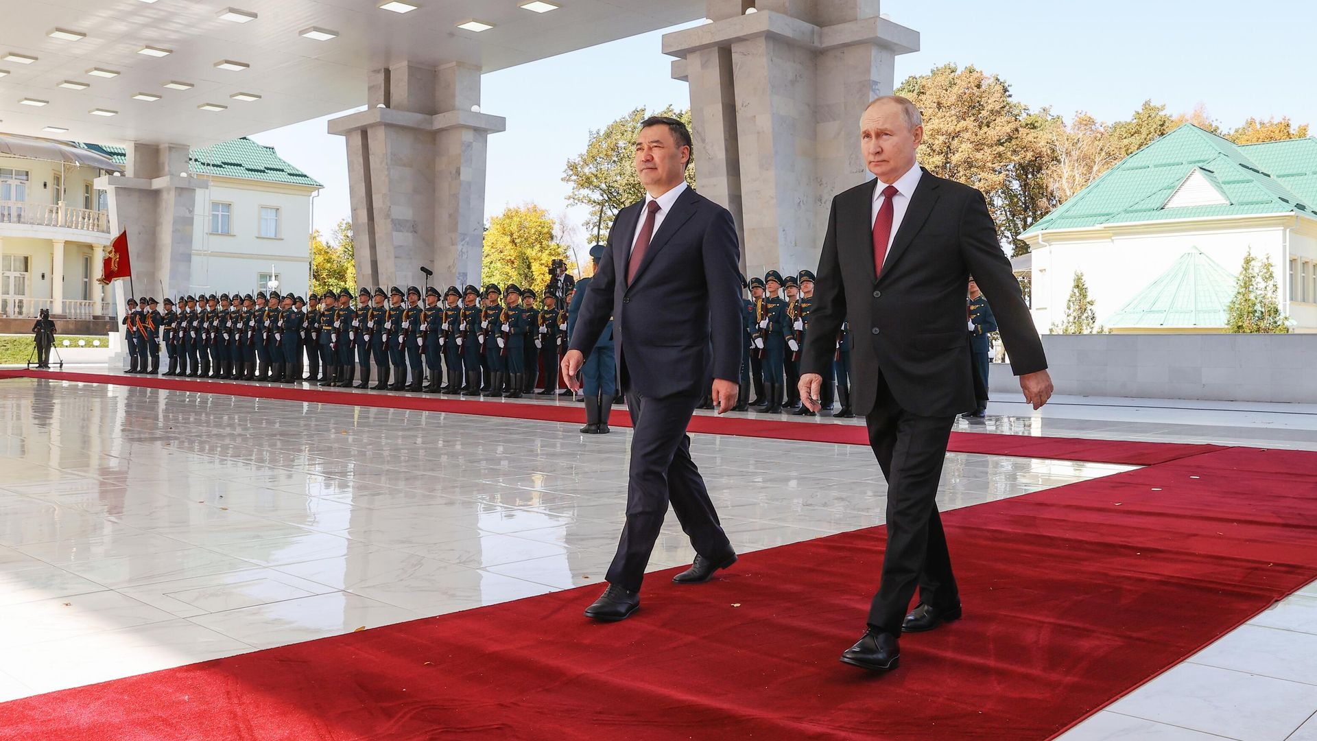Президент РФ Владимир Путин и президент Киргизской Республики Садыр Жапаров на церемонии официальной встречи в Бишкеке Президент РФ Владимир Путин и президент Киргизской Республики Садыр Жапаров на церемонии официальной встречи в Бишкеке - РИА Новости, 1920, 12.10.2023