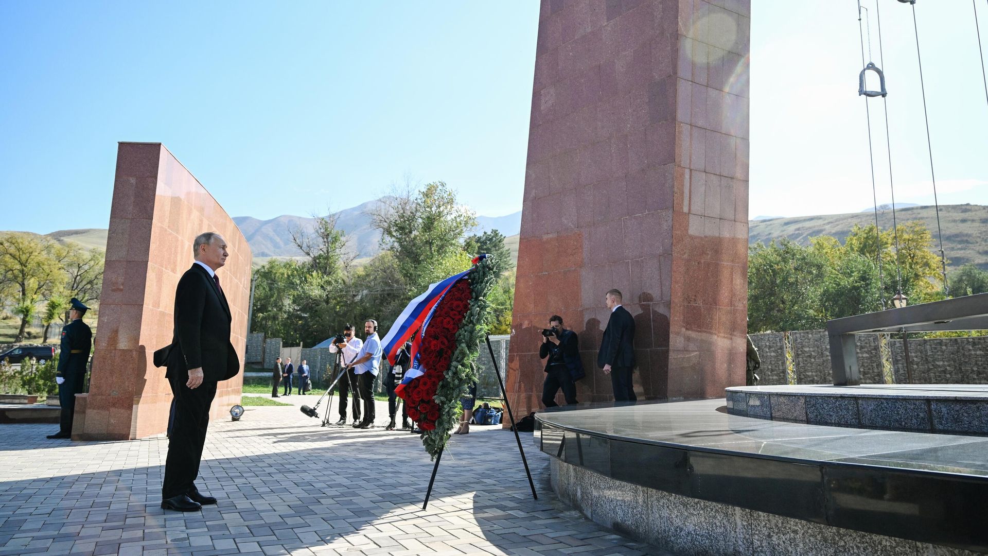 Президент РФ Владимир Путин на церемонии возложения цветов к мемориалу погибшим в ходе трагических событий 1916 года, расположенному на территории комплекса Ата-Бейит Президент РФ Владимир Путин на церемонии возложения цветов к мемориалу погибшим в ходе трагических событий 1916 года, расположенному на территории комплекса Ата-Бейит - РИА Новости, 1920, 12.10.2023