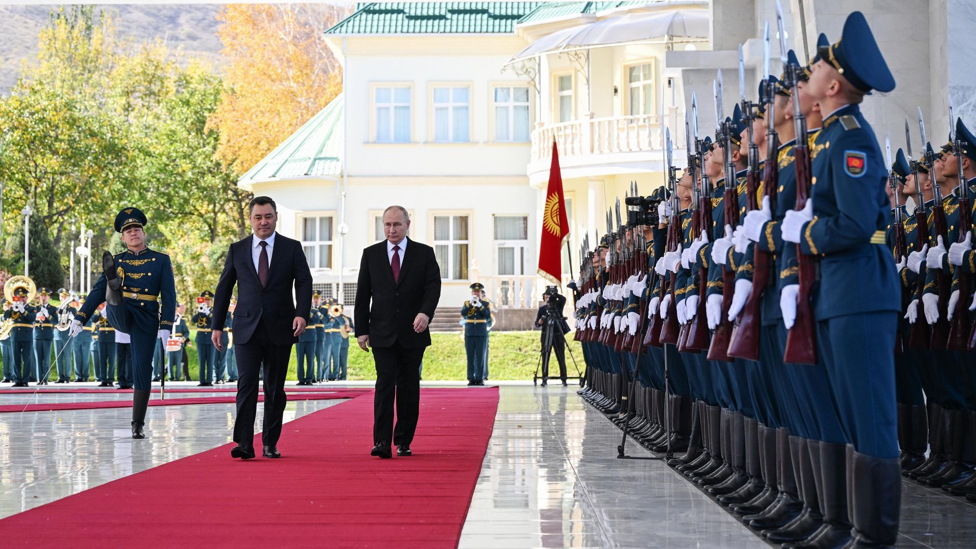 Президент РФ Владимир Путин и президент Киргизской Республики Садыр Жапаров на церемонии официальной встречи в Бишкеке Президент РФ Владимир Путин и президент Киргизской Республики Садыр Жапаров на церемонии официальной встречи в Бишкеке - РИА Новости, 1920, 12.10.2023