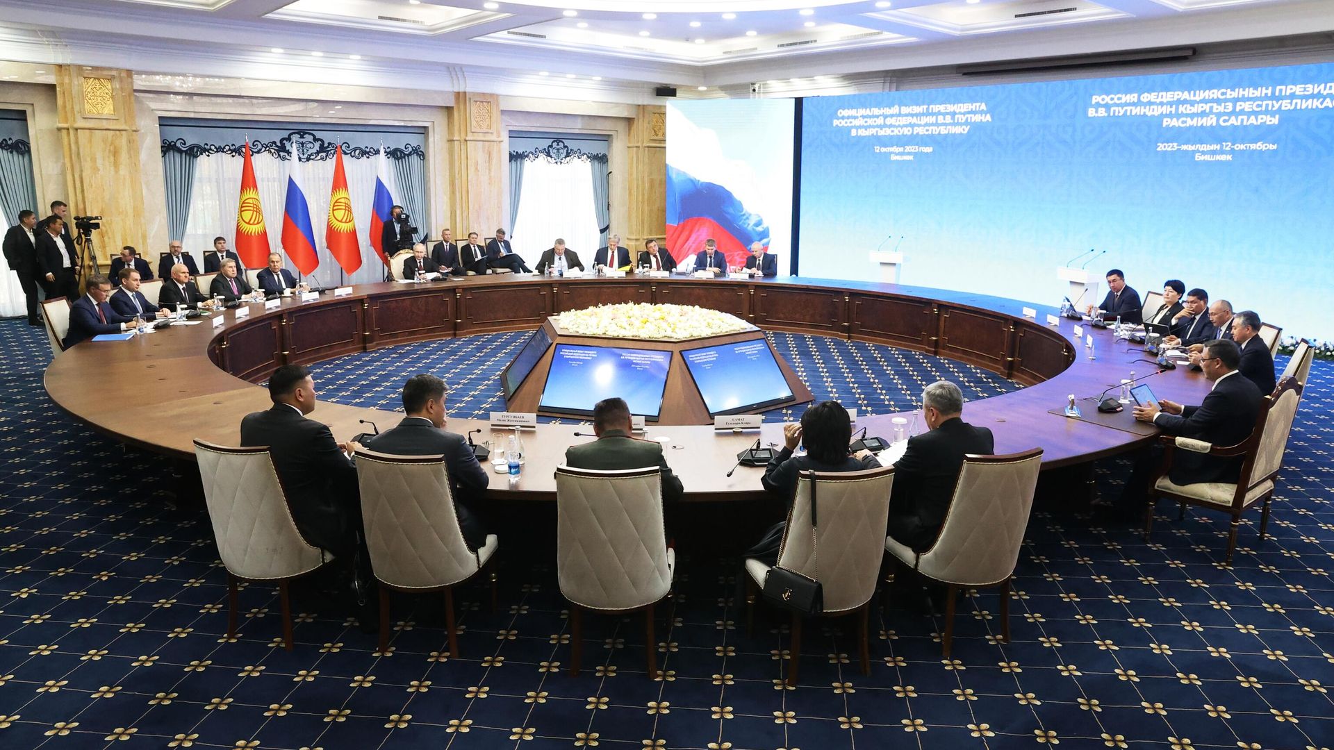 Президент РФ Владимир Путин и президент Киргизской Республики Садыр Жапаров на российско-киргизских переговорах в Бишкеке Президент РФ Владимир Путин и президент Киргизской Республики Садыр Жапаров на российско-киргизских переговорах в Бишкеке - РИА Новости, 1920, 12.10.2023