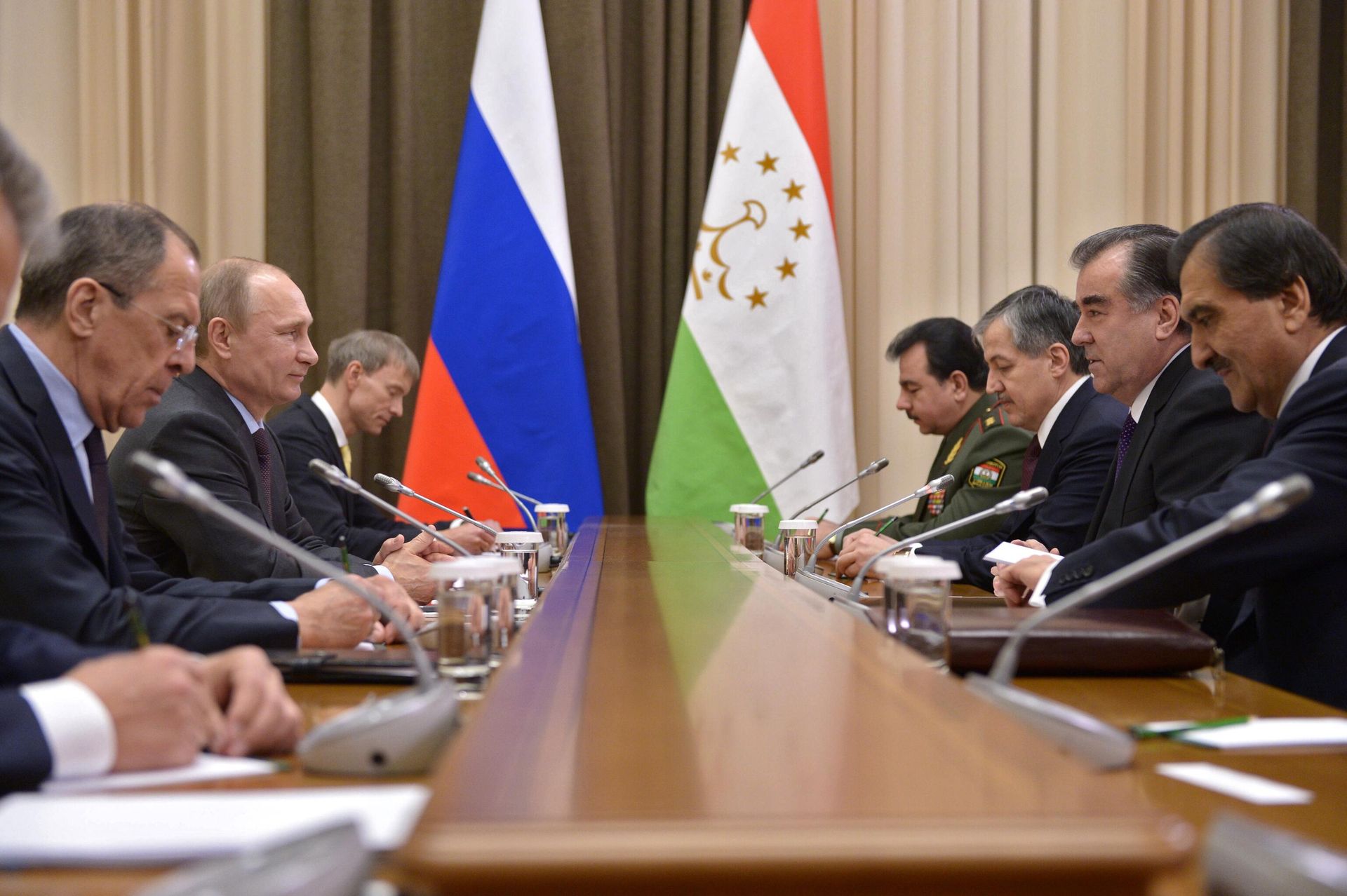 Президент России Владимир Путин и президент Таджикистана Эмомали Рахмон во время переговоров Президент России Владимир Путин и президент Таджикистана Эмомали Рахмон во время переговоров - РИА Новости, 1920, 21.11.2023