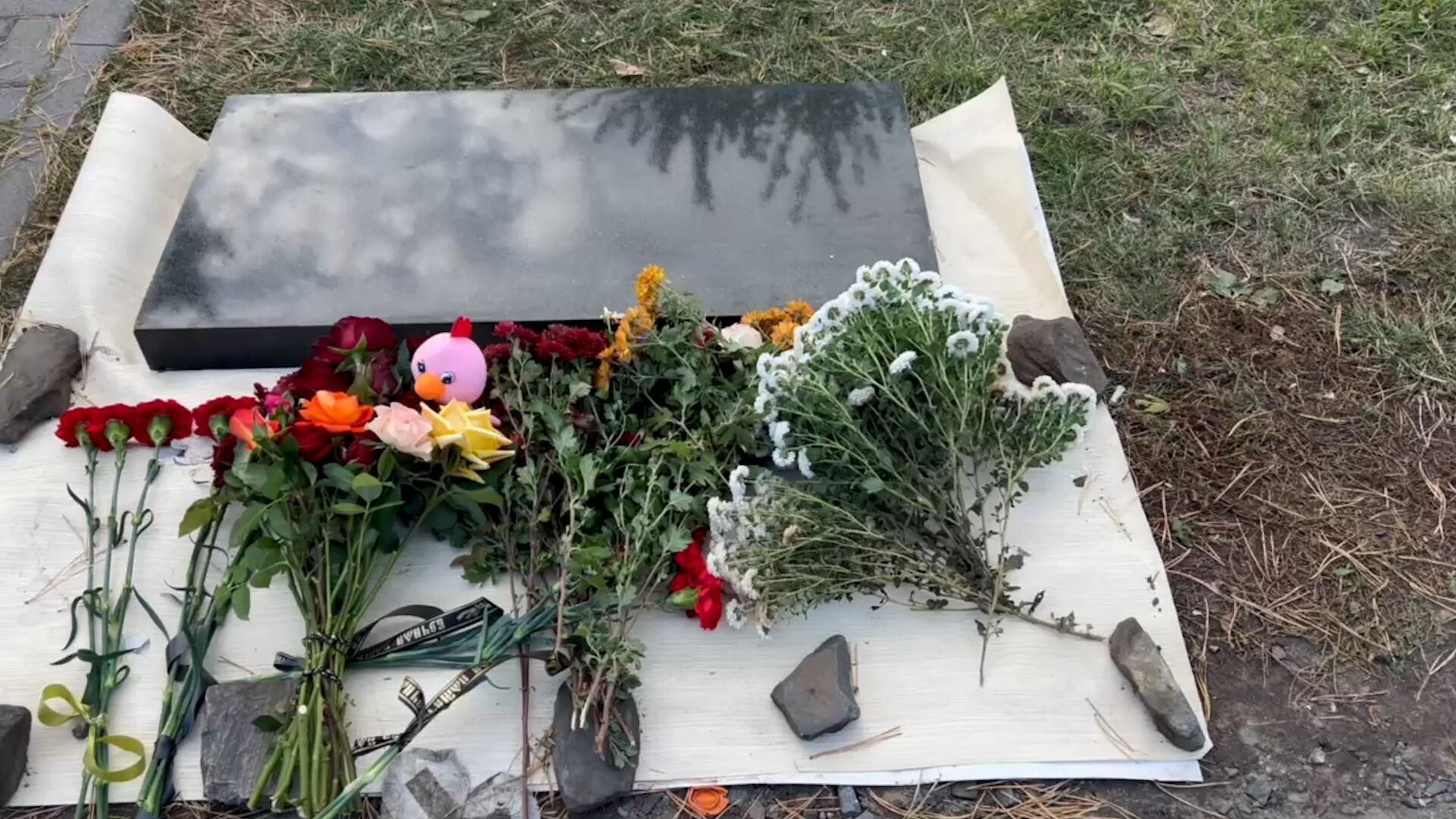 Стихийный мемориал на месте удара ВСУ Стихийный мемориал на месте удара ВСУ - РИА Новости, 1920, 12.10.2023