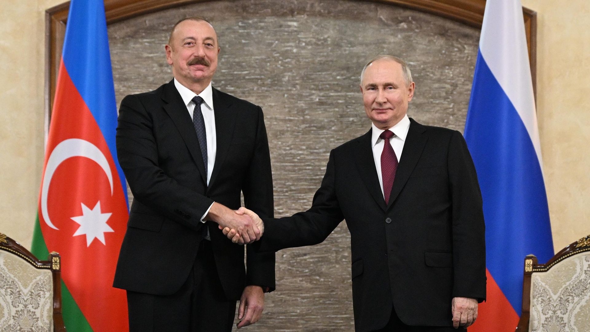Президент РФ Владимир Путин и президент Азербайджанской Республики Ильхам Алиев во время встречи в Бишкеке Президент РФ Владимир Путин и президент Азербайджанской Республики Ильхам Алиев во время встречи в Бишкеке - РИА Новости, 1920, 12.10.2023