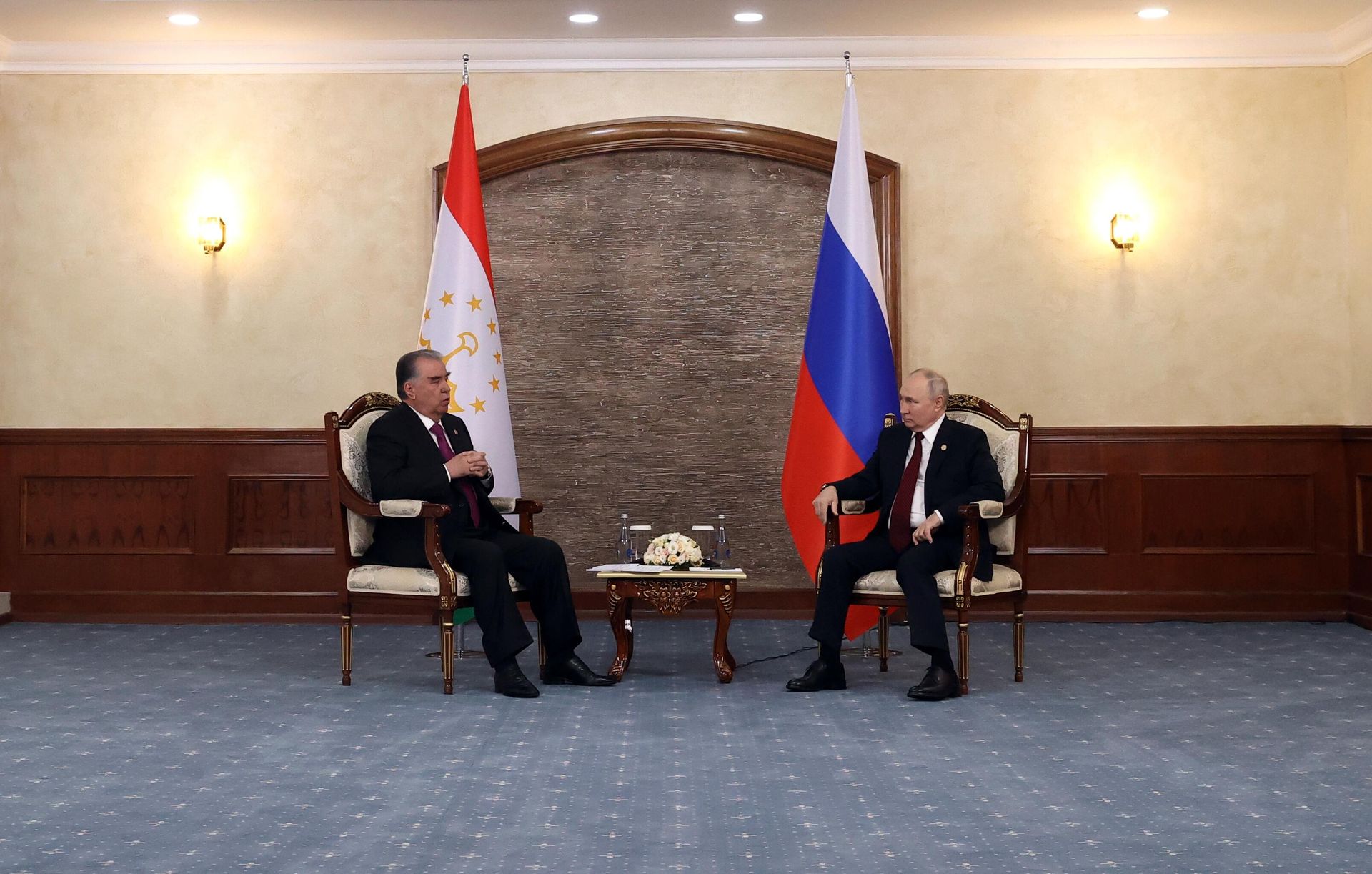 Президент РФ Владимир Путин и президент Таджикистана Эмомали Рахмон во время встречи в государственной резиденции Ала-Арча в Киргизии Президент РФ Владимир Путин и президент Таджикистана Эмомали Рахмон во время встречи в государственной резиденции Ала-Арча в Киргизии - РИА Новости, 1920, 21.11.2023
