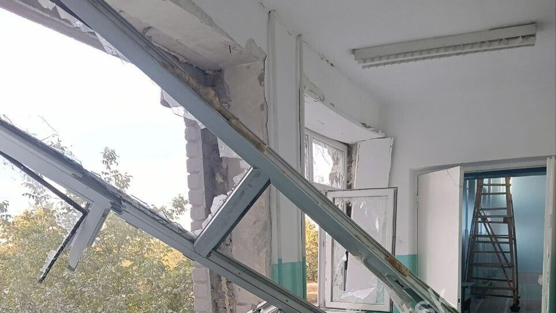 Последствия попадания снаряда в школу № 114 в Петровском районе Донецка Последствия попадания снаряда в школу № 114 в Петровском районе Донецка - РИА Новости, 1920, 13.10.2023