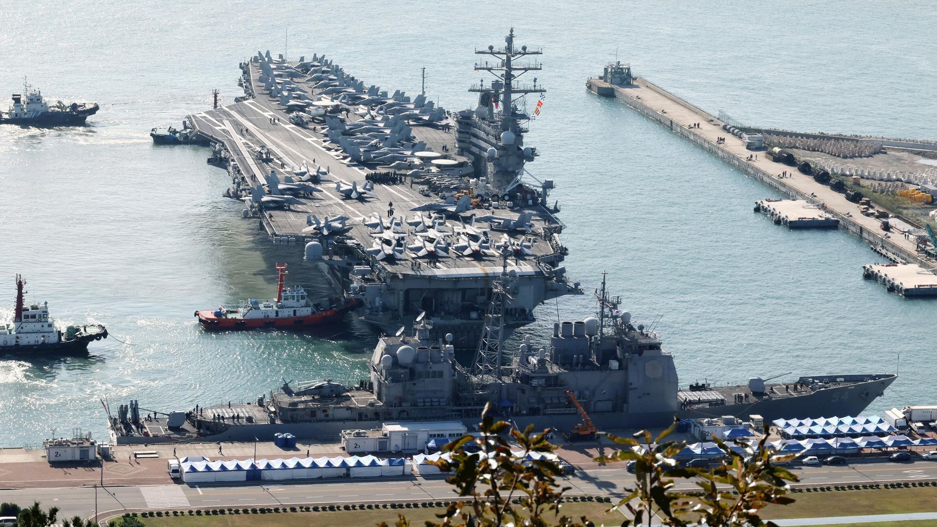 Авианосец ВМС США USS Ronald Reagan прибывает на южнокорейскую военно-морскую базу в городе Пусан Авианосец ВМС США USS Ronald Reagan прибывает на южнокорейскую военно-морскую базу в городе Пусан - РИА Новости, 1920, 13.10.2023