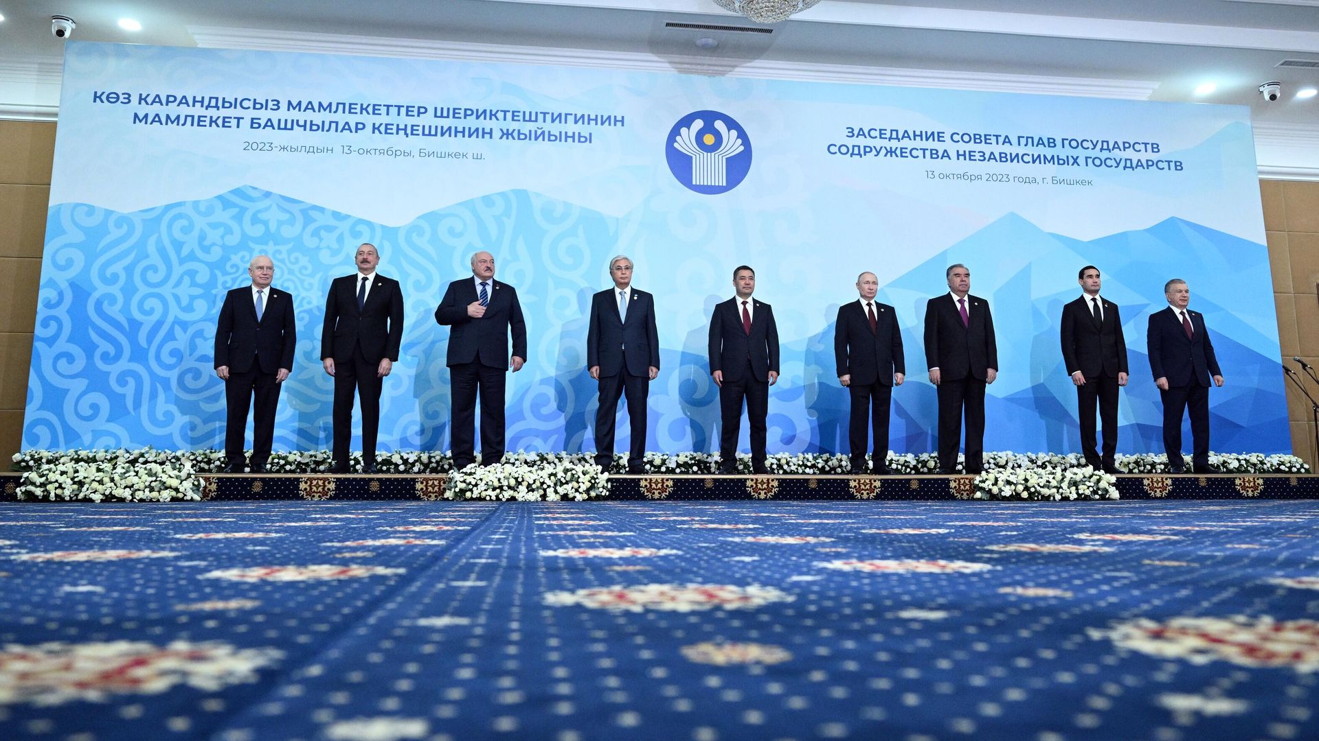 Президент РФ Владимир Путин на церемонии совместного фотографирования глав делегаций государств — участников СНГ в государственной резиденции Ала-Арча в Киргизии Президент РФ Владимир Путин на церемонии совместного фотографирования глав делегаций государств — участников СНГ в государственной резиденции Ала-Арча в Киргизии - РИА Новости, 1920, 13.10.2023
