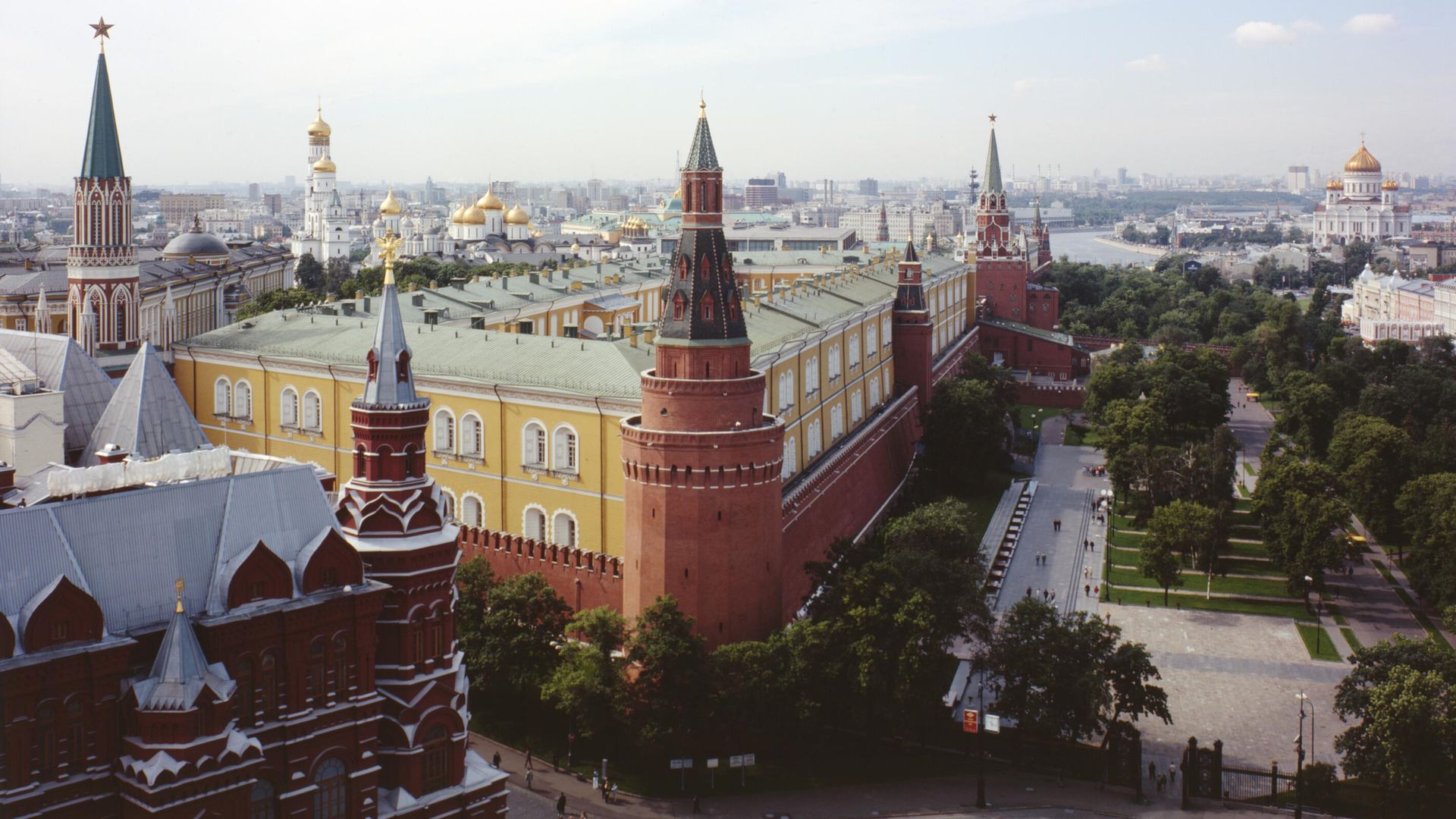Вид на Государственный исторический музей и здание Арсенала Московского Кремля Вид на Государственный исторический музей и здание Арсенала Московского Кремля - РИА Новости, 1920, 14.05.2025