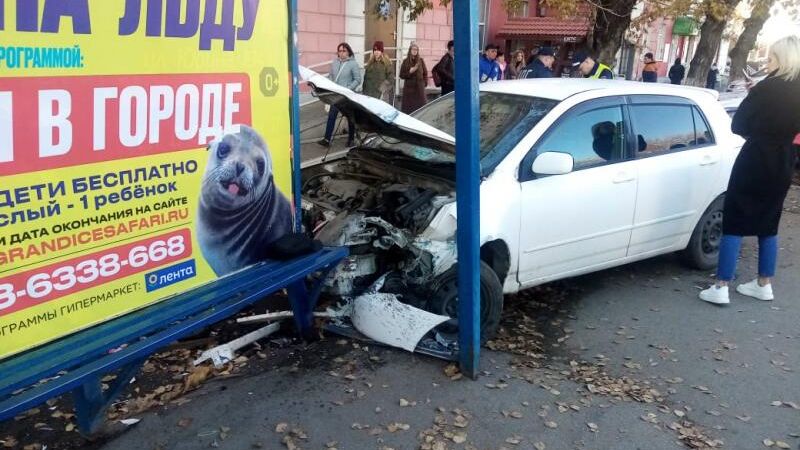 Место происшествия, где иномарка въехала в остановку в Барнауле Место происшествия, где иномарка въехала в остановку в Барнауле - РИА Новости, 1920, 13.10.2023