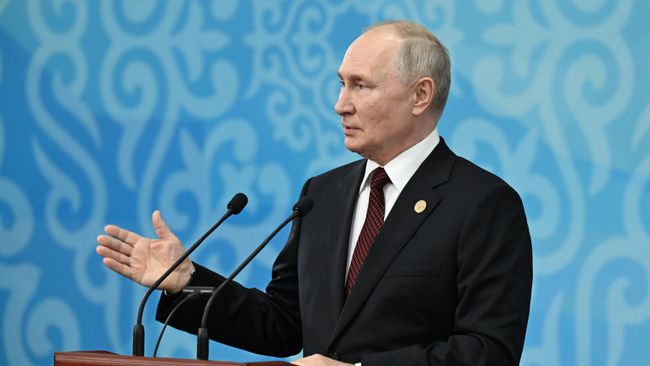 Президент РФ Владимир Путин отвечает на вопросы российских журналистов по итогам заседания Совета глав государств-участников СНГ в государственной резиденции Ала-Арча в Киргизии
