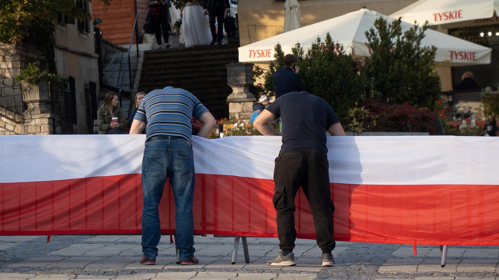 Польский флаг крепят перед митингом партии Право и справедливость в Сандомире, Польша Польский флаг крепят перед митингом партии Право и справедливость в Сандомире, Польша - РИА Новости, 1920, 14.10.2023