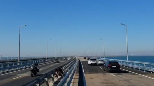 Движение по восстановленному Крымскому мосту