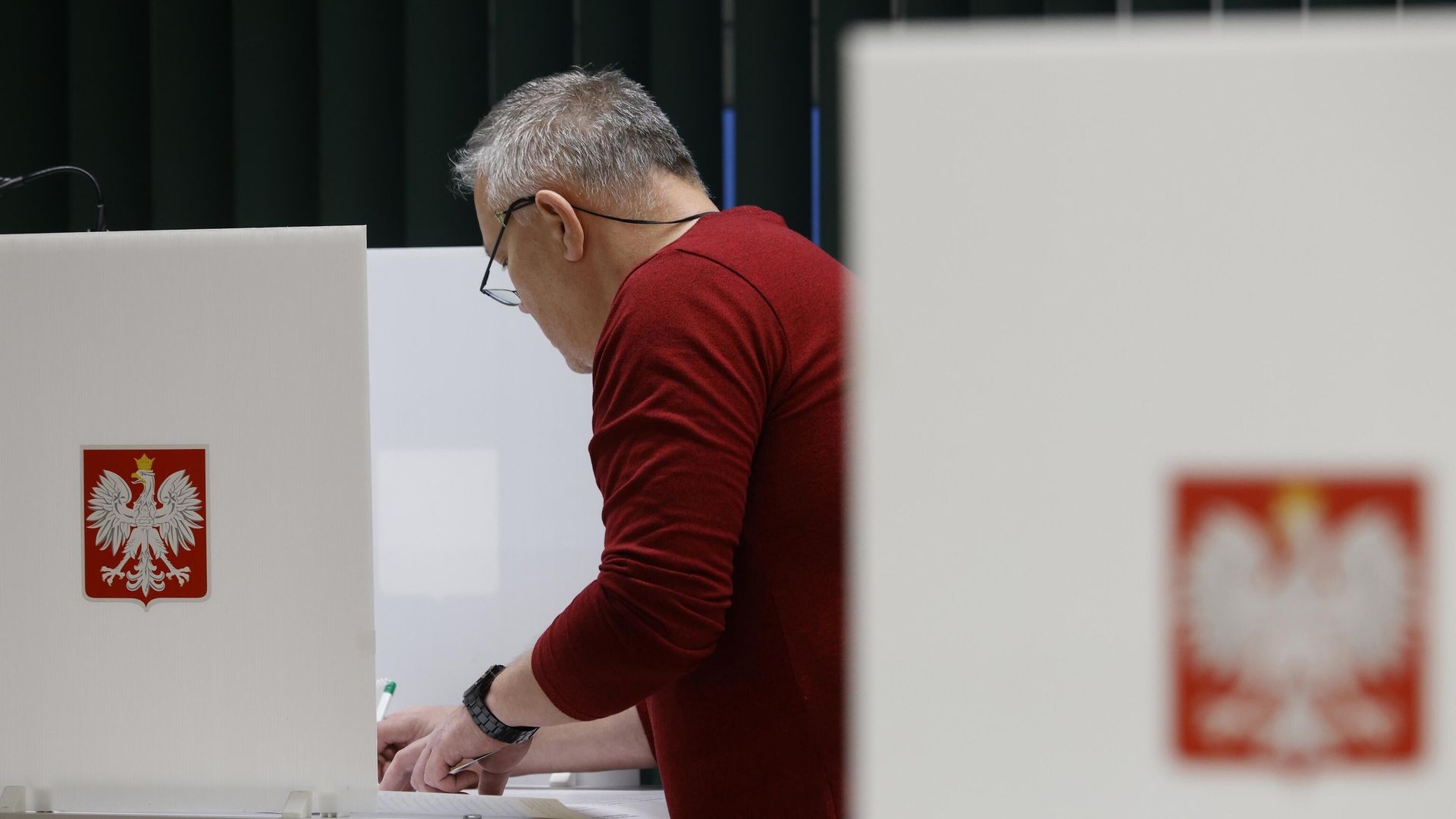 Мужчина голосует на парламентских выборах в Варшаве, Польша Мужчина голосует на парламентских выборах в Варшаве, Польша - РИА Новости, 1920, 16.10.2023