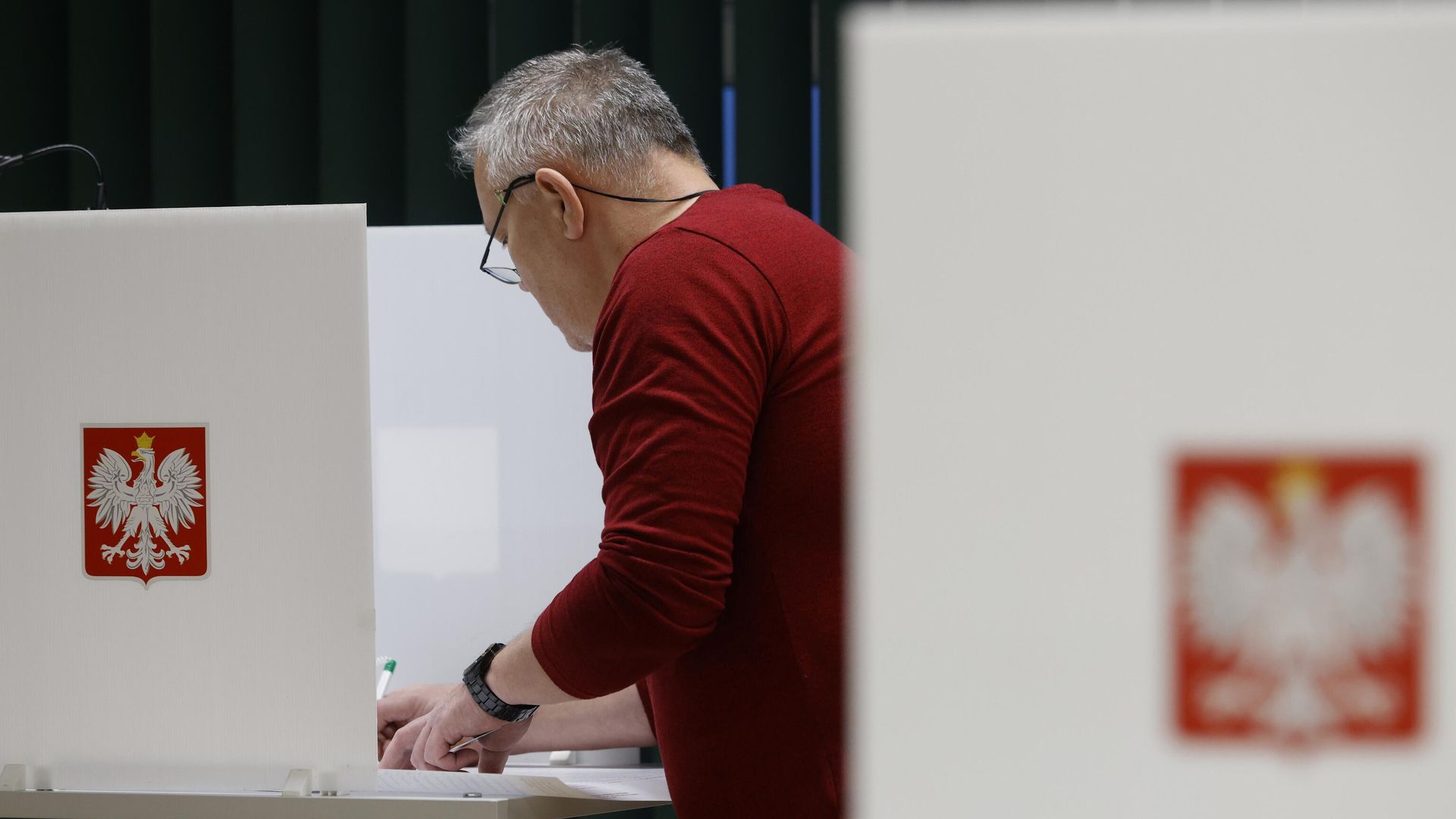 Мужчина голосует на парламентских выборах в Варшаве, Польша Мужчина голосует на парламентских выборах в Варшаве, Польша - РИА Новости, 1920, 16.10.2023