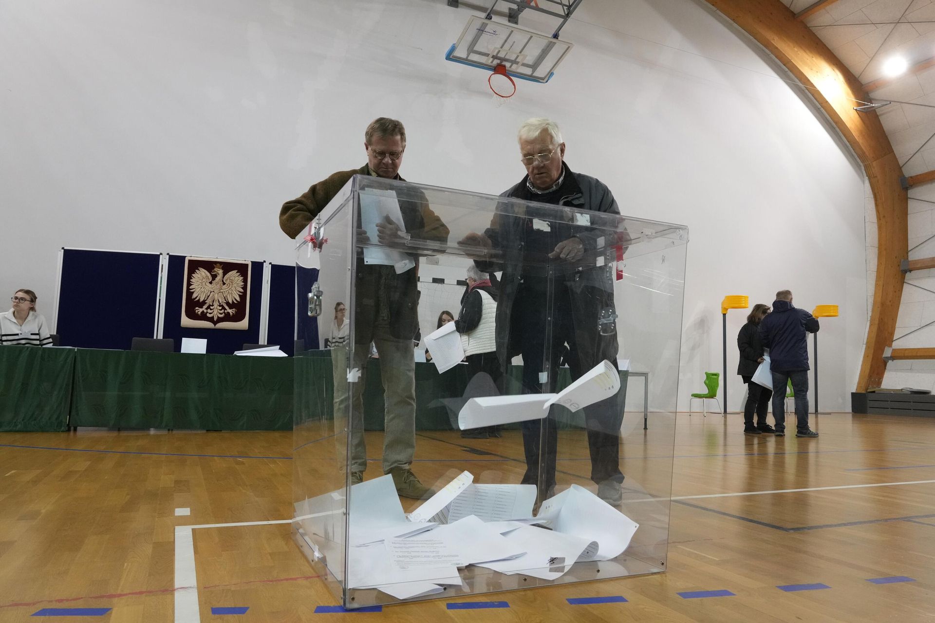 Люди голосуют на парламентских выборах в Варшаве, Польша Люди голосуют на парламентских выборах в Варшаве, Польша - РИА Новости, 1920, 16.10.2023