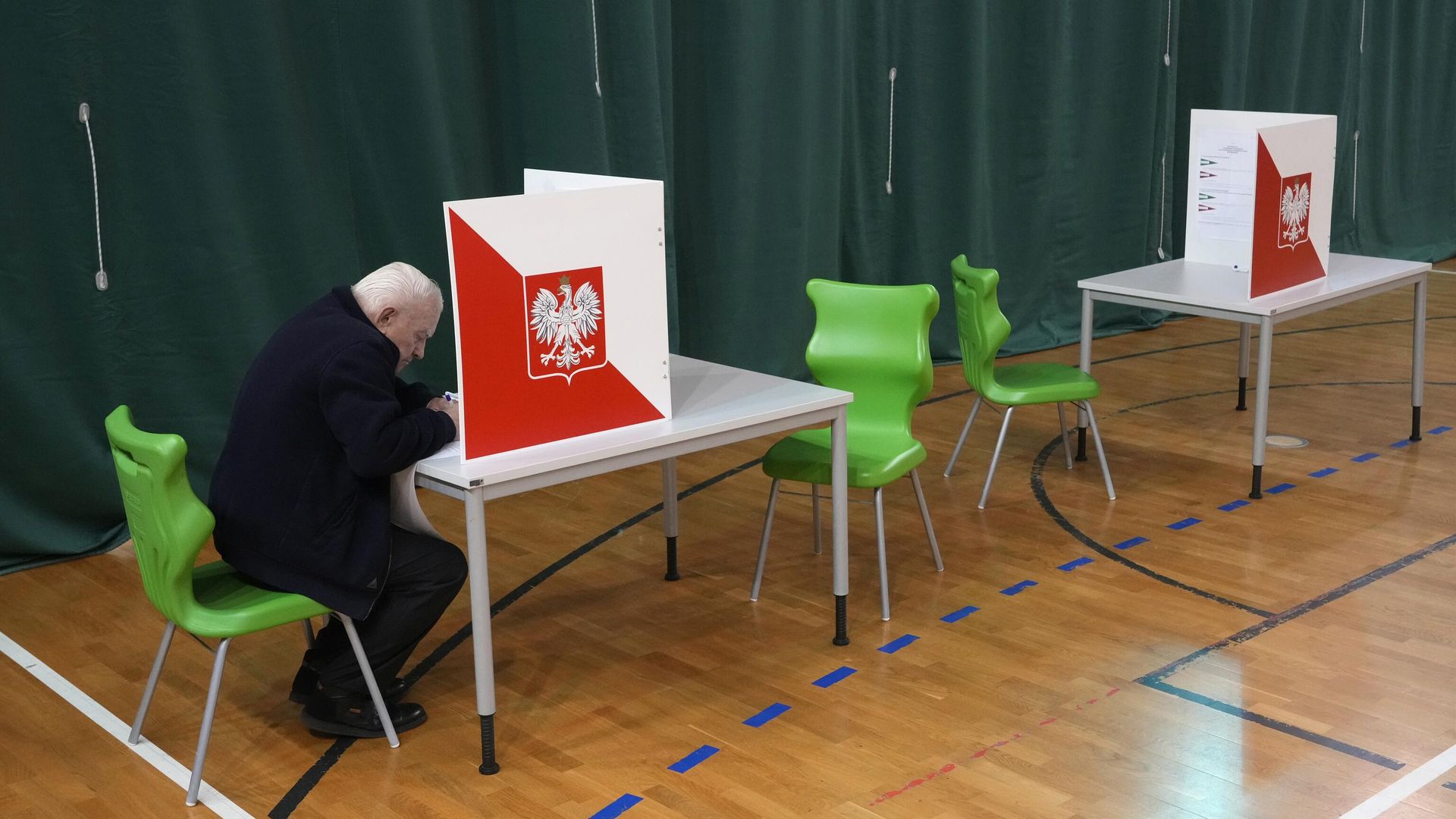 Мужчина голосует на выборах в Польше Мужчина голосует на выборах в Польше - РИА Новости, 1920, 18.05.2025