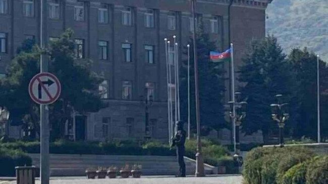 Президент Азербайджана Ильхам Алиев поднял государственный флаг Азербайджана в Ханкенди Президент Азербайджана Ильхам Алиев поднял государственный флаг Азербайджана в Ханкенди