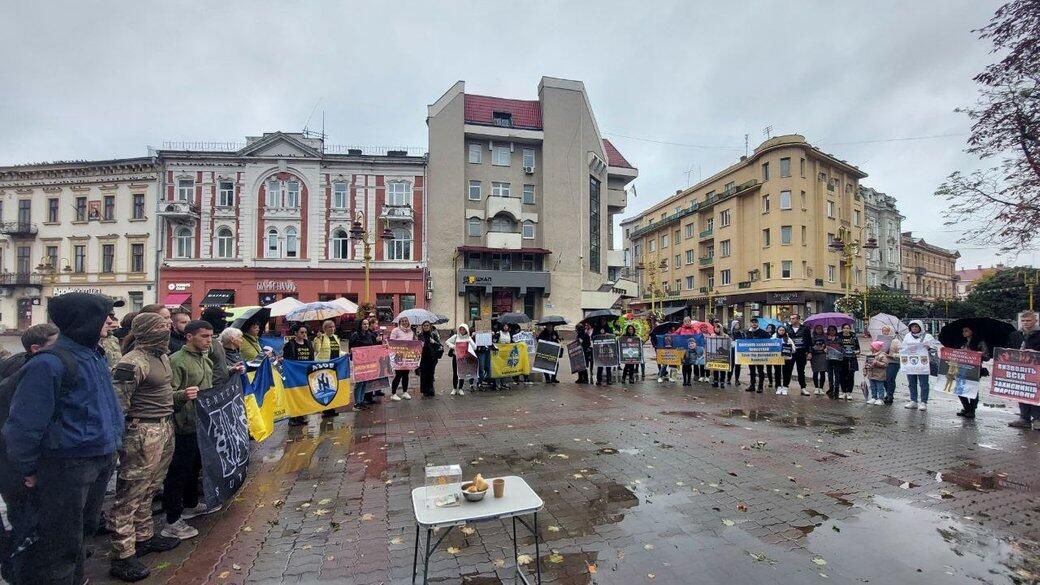 Участники акции в Ивано-Франковске Участники акции в Ивано-Франковске - РИА Новости, 1920, 28.11.2025