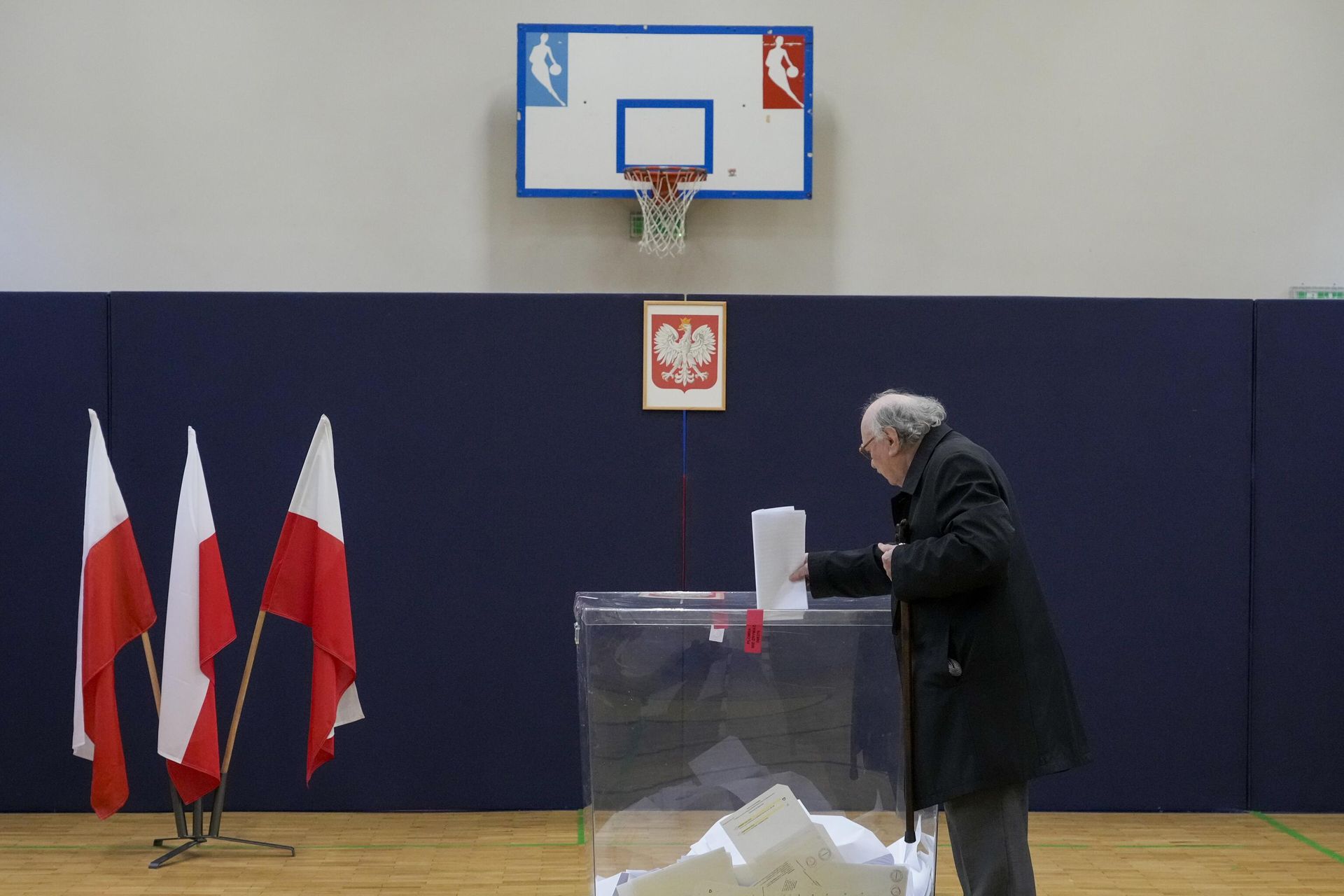 Мужчина голосует на парламентских выборах в Варшаве, Польша Мужчина голосует на парламентских выборах в Варшаве, Польша - РИА Новости, 1920, 31.10.2024