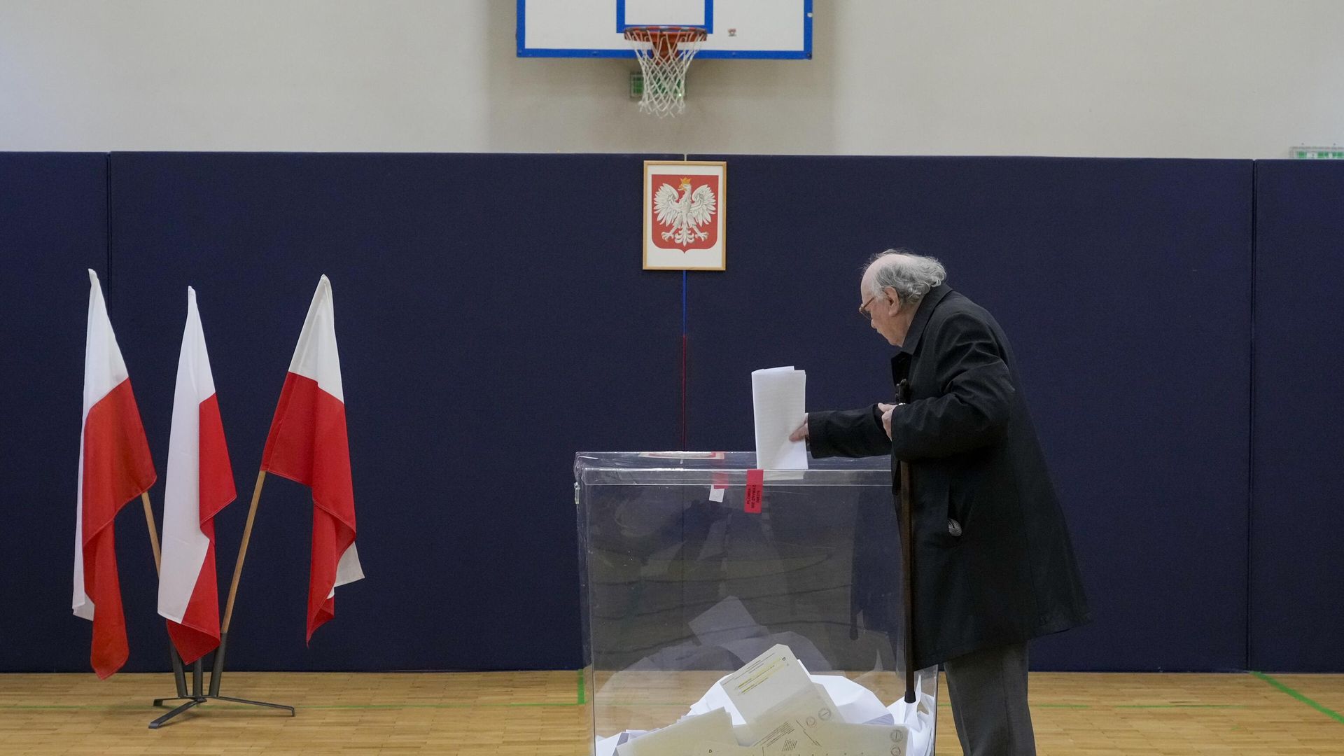 Мужчина голосует на парламентских выборах в Варшаве, Польша Мужчина голосует на парламентских выборах в Варшаве, Польша - РИА Новости, 1920, 18.10.2023