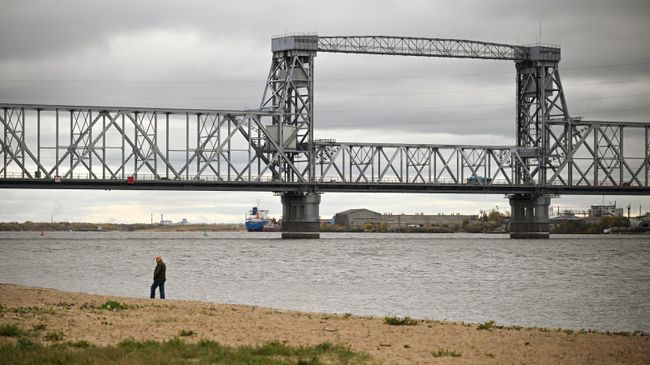 Северодвинский мост через реку Северная Двина в Архангельске Северодвинский мост через реку Северная Двина в Архангельске