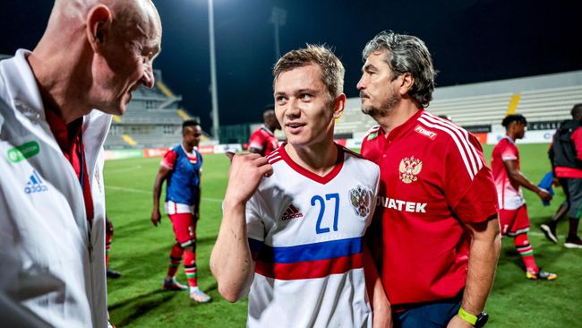 Игрок сборной России Иван Обляков (в центре) после окончания товарищеского матча между сборными России и Кении.