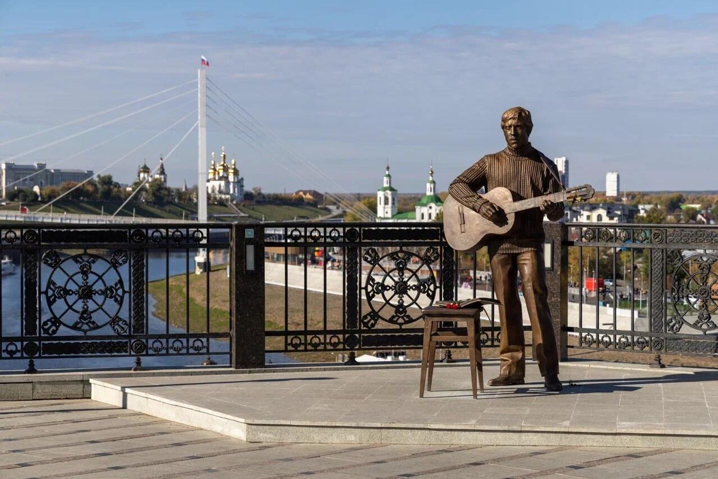 Тюмень. Памятник Высоцкому на смотровой площадке Тюмень. Памятник Высоцкому на смотровой площадке