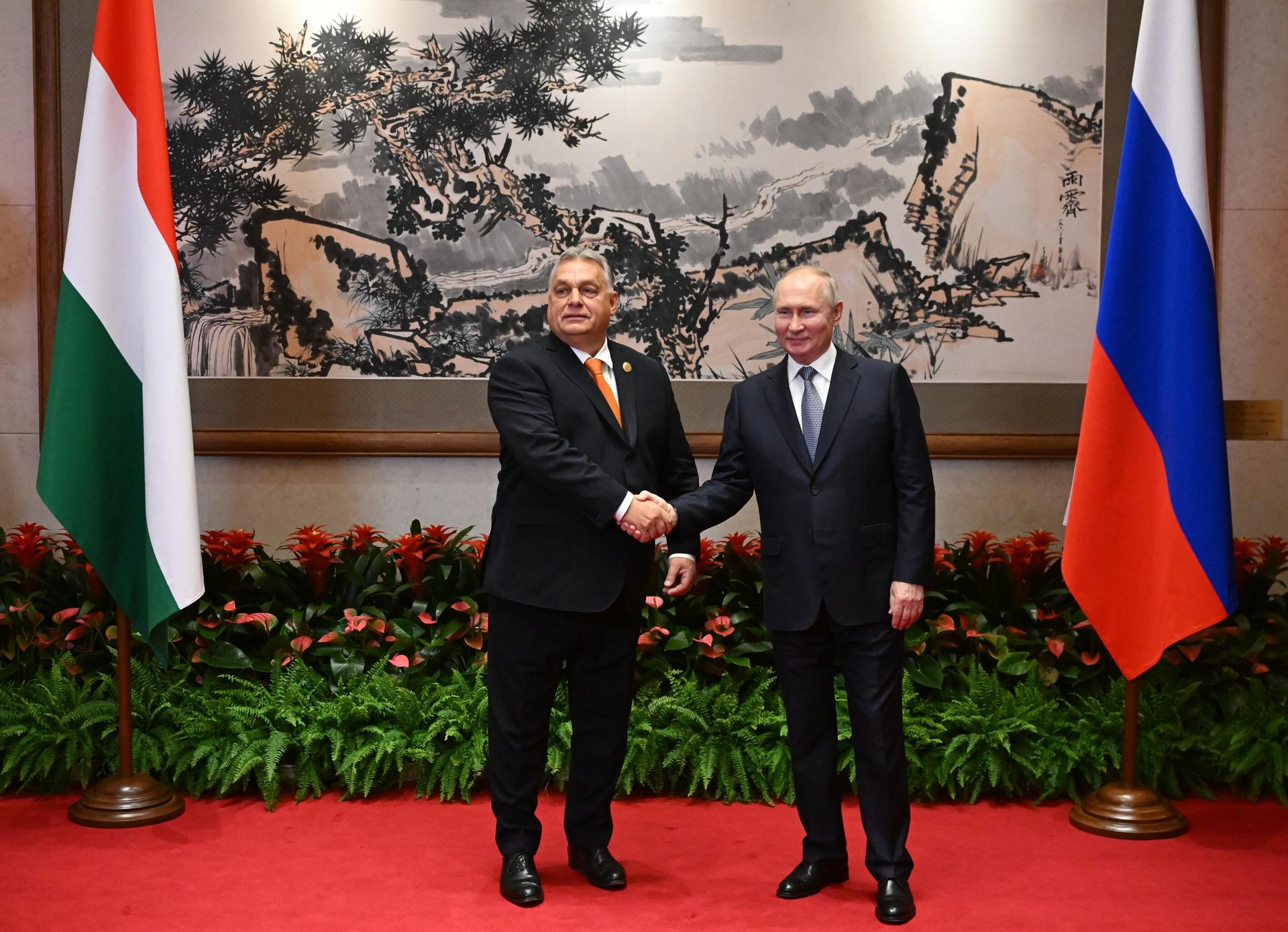 Президент РФ Владимир Путин и премьер-министр Венгрии Виктор Орбан во время встречи в Пекине Президент РФ Владимир Путин и премьер-министр Венгрии Виктор Орбан во время встречи в Пекине - РИА Новости, 1920, 25.06.2024