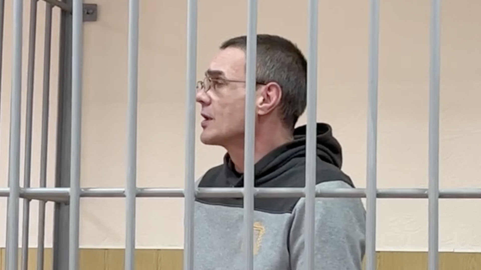 Житель Волгограда, обвиняемый в убийстве знакомогов ходе распития спиртных напитков Житель Волгограда, обвиняемый в убийстве знакомогов ходе распития спиртных напитков - РИА Новости, 1920, 16.10.2023