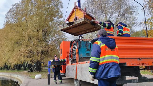 Домики для уток начали убирать с московских прудов к зиме