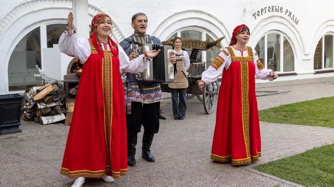 Тобольск. Встреча гостей у ресторана Поварня в Гостином дворе Тобольск. Встреча гостей у ресторана Поварня в Гостином дворе