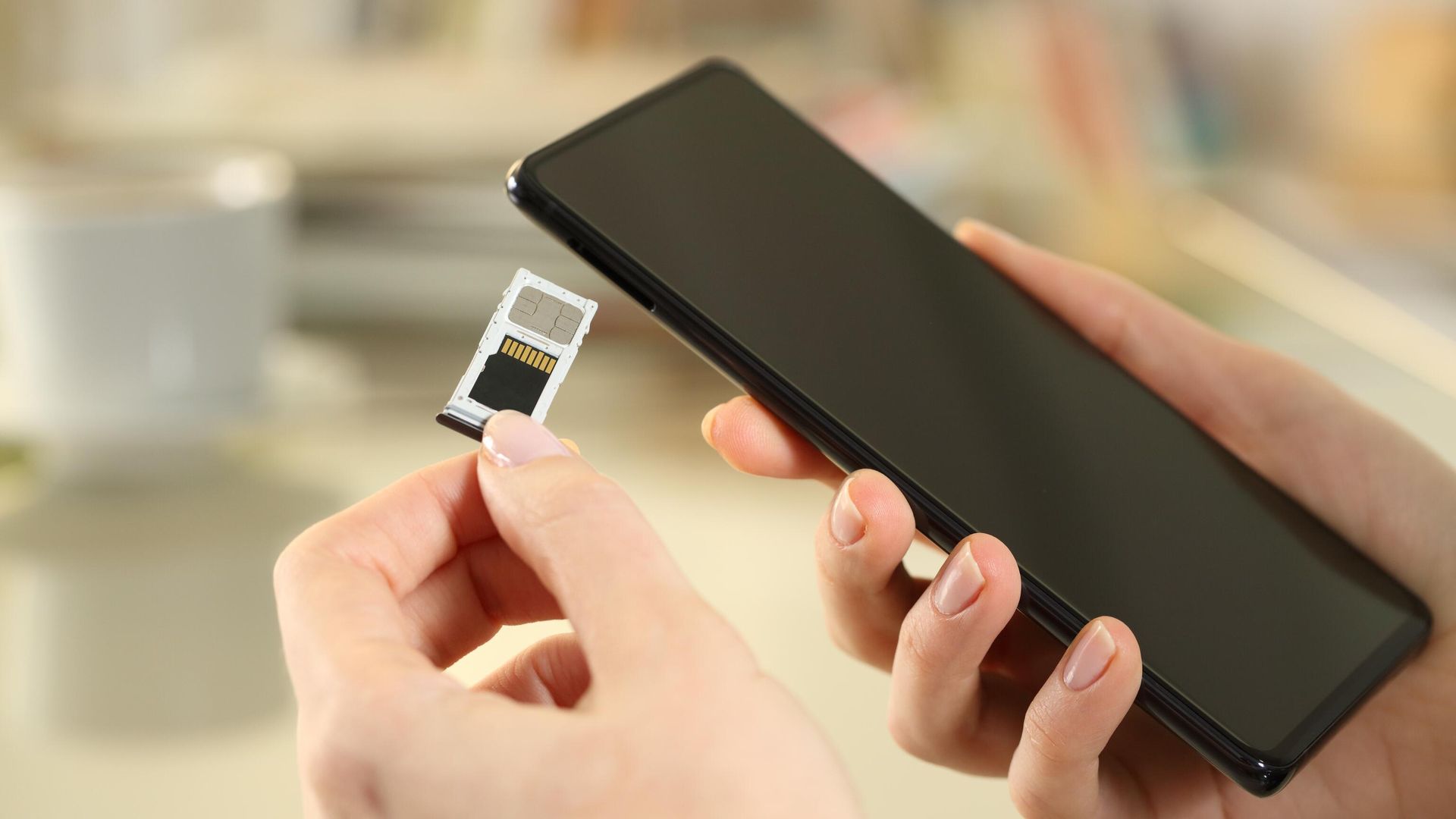 Девушка вставляет sim-карту и карту памяти в смартфон Девушка вставляет sim-карту и карту памяти в смартфон - РИА Новости, 1920, 23.10.2023
