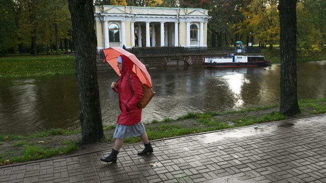 Женщина в Михайловском саду в Санкт-Петербурге