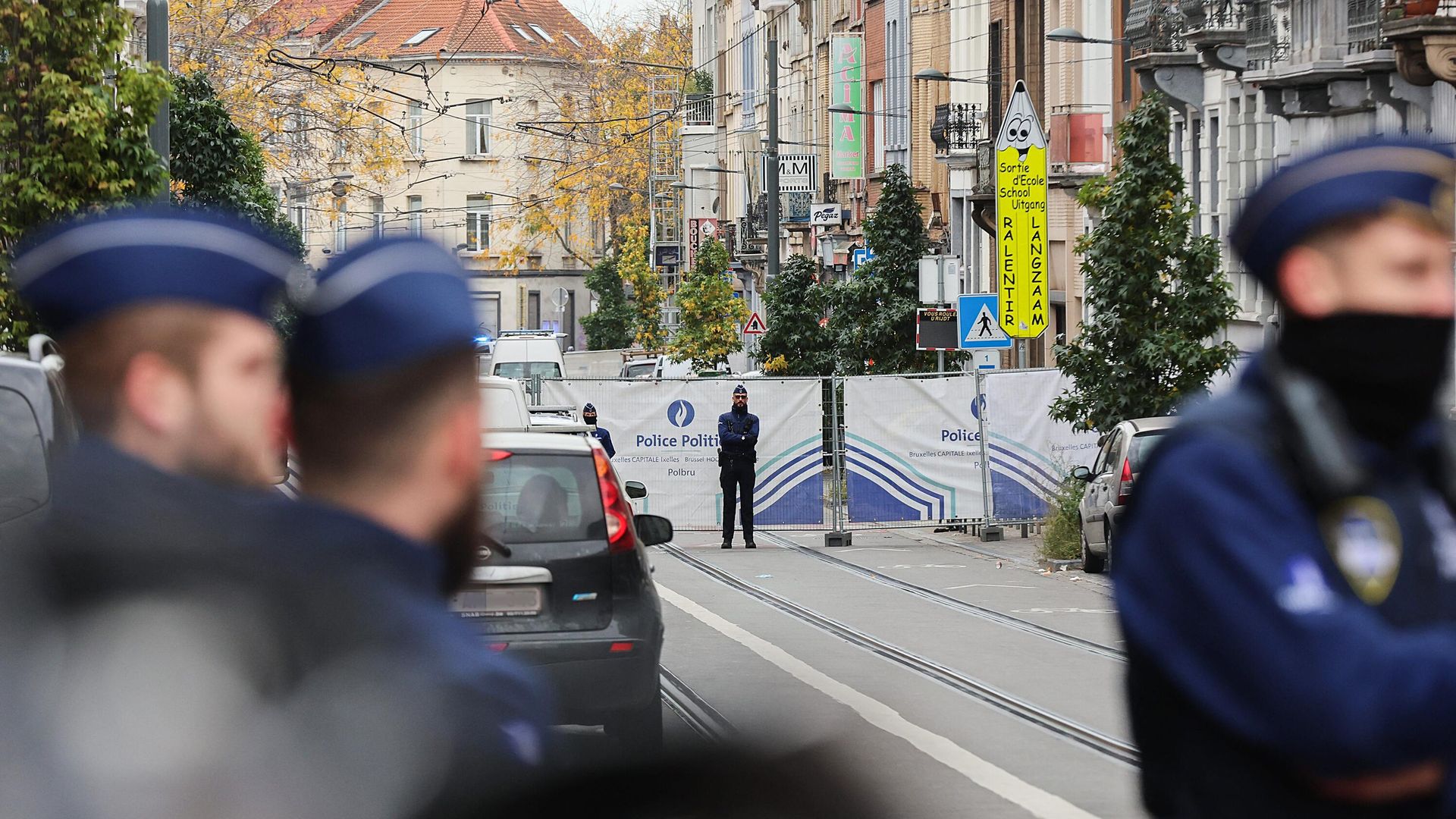 Сотрудники полиции в районе Шаербек в Брюсселе, где был нейтрализован подозреваемый в убийстве двух футбольных болельщиков из Швеции Сотрудники полиции в районе Шаербек в Брюсселе, где был нейтрализован подозреваемый в убийстве двух футбольных болельщиков из Швеции - РИА Новости, 1920, 18.10.2023