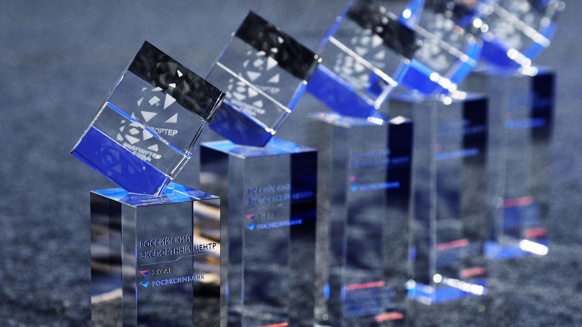 Статуэтки для награждения победителей премии Экспортер года Статуэтки для награждения победителей премии Экспортер года - РИА Новости, 1920, 14.07.2025
