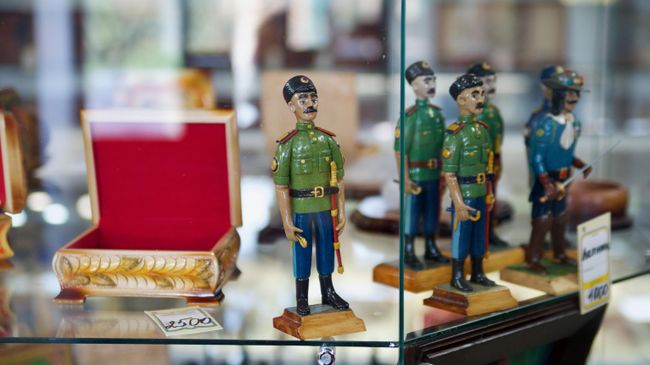 Сувенирная лавка при колонии Черный дельфин Сувенирная лавка при колонии Черный дельфин