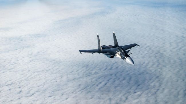 Многоцелевой истребитель Су-30СМ во время лётно-тактических учений морской авиации Черноморского флота