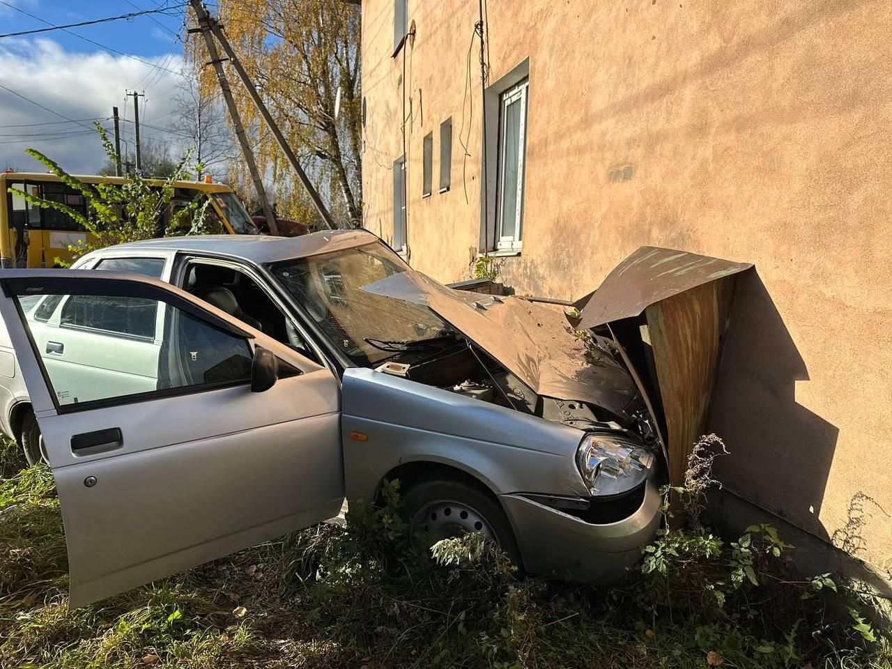 В городе Пестово автомобиль Лада Приора совершил столкновение со школьным автобусом ГАЗель Некст В городе Пестово автомобиль Лада Приора совершил столкновение со школьным автобусом ГАЗель Некст - РИА Новости, 1920, 18.10.2023